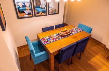 comedore con estilo andino con muebles de madera en departamento para turistas