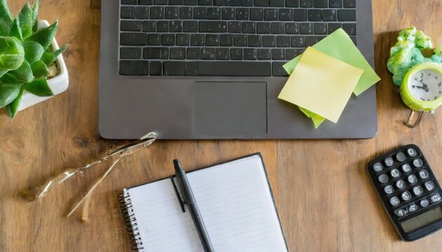 Bureau Organisé avec Ordinateur et Cahier