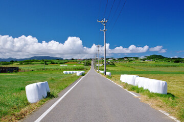 沖縄県小浜島　シュガーロードと青空