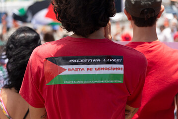 Protesters are seen during a protest against the war in Palestine in the city of Salvador, Bahia. - obrazy, fototapety, plakaty