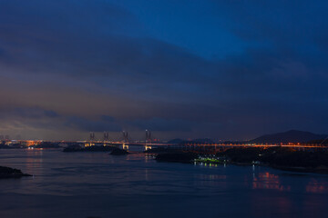 日本の岡山県倉敷市の瀬戸大橋の美しい夜景