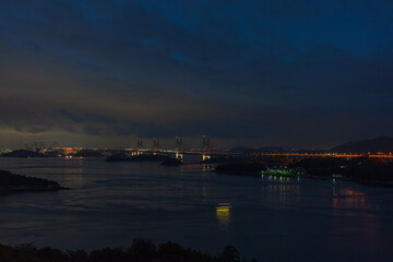 日本の岡山県倉敷市の瀬戸大橋の美しい夜景