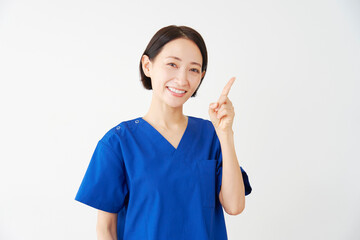 右側を指差す女性の医者　白背景