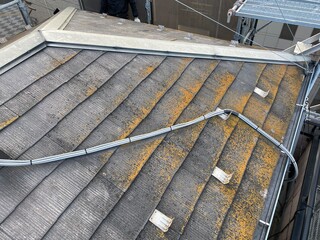 苔が生え補修、塗装が必要な戸建ての屋根