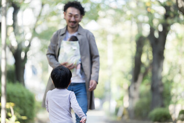 イクメンの父親に駆け寄る子供 子育てのイメージ