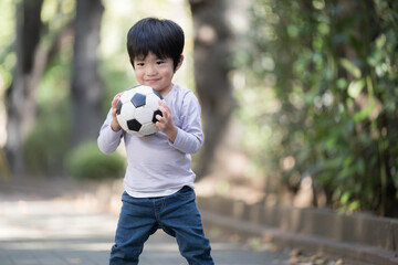 サッカーボールを持つ少年