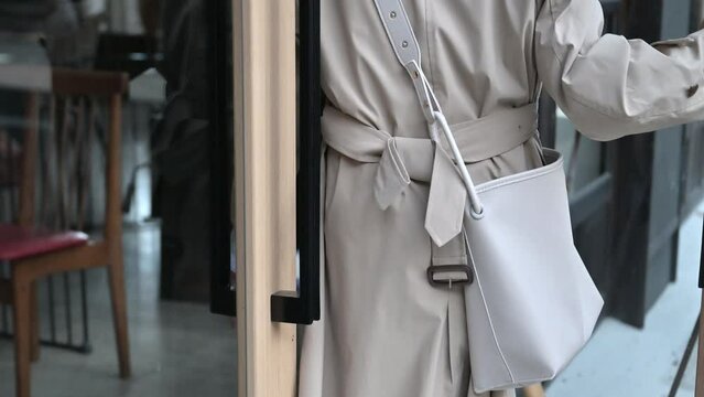 お店に入る女性