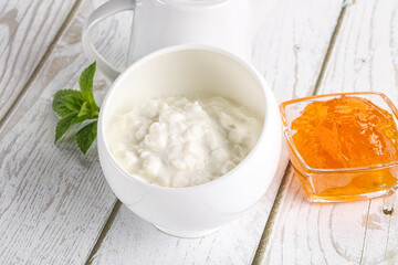 Grain curd with cream and jam