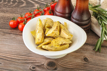 Grilled artichoke marinated in oil