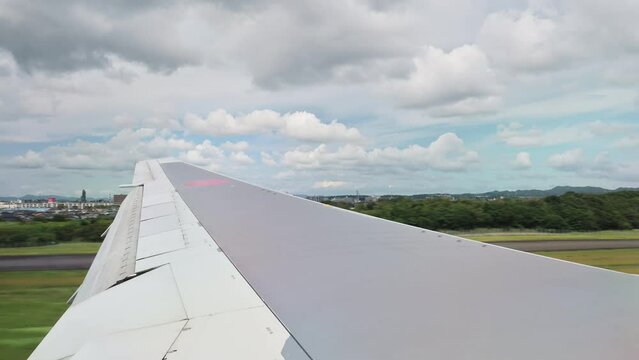 山口宇部空港に着陸する飛行機