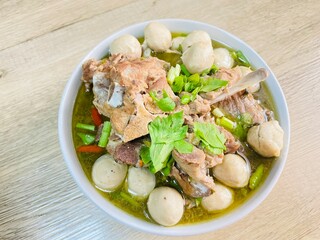 Boil pork bones for breakfast soup.