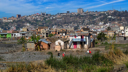 Fermes et maisons dans la banlieue d'Antananarivo à Madagascar