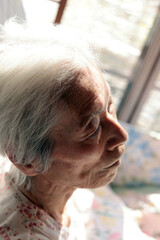 うつろな表情の高齢女性の顔クローズアップ