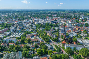 Ausblick auf das Stadtzentrum von Rosenheim in Oberbayern aus der Luft