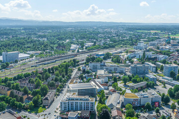 Rosenheim in Oberbayern aus der Luft, Blick zur südlichen Stadt rund um den Bahnhof