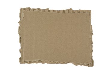 Trozo de cartón marrón recortado sobre fondo blanco