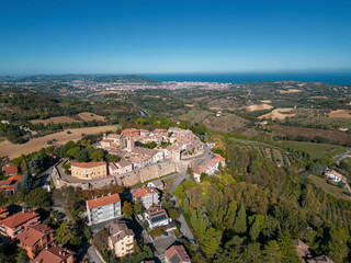 Fototapeta na wymiar vista aerea del borgo medievale di Novilara in provincia di Pesaro e Urbino nella regione Marche