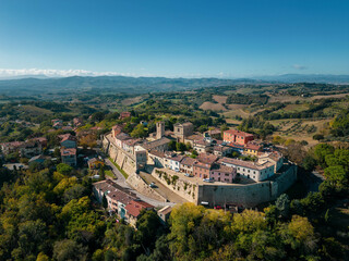 Fototapeta na wymiar vista aerea del borgo medievale di Novilara in provincia di Pesaro e Urbino nella regione Marche