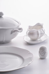 white porcelain dinnerware