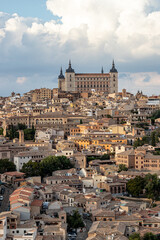 Fototapeta na wymiar Ciudad medieval y alcázar en Toledo, España