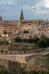 Ciudad medieval, catedral y alcázar en Toledo, España