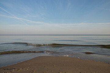 Morze Bałtyckie o wschodzie słońca budzące się do życia