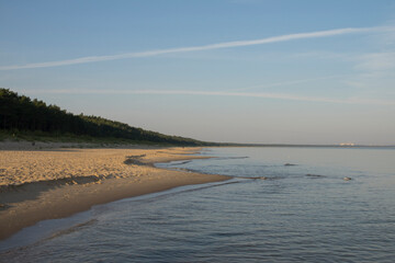 Plaża o wschodzie nad morzem Bałtyckim w Międzyzdrojach  - obrazy, fototapety, plakaty