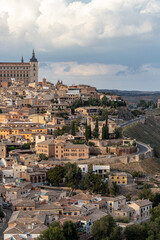 Ciudad medieval, catedral y alcázar en Toledo, España