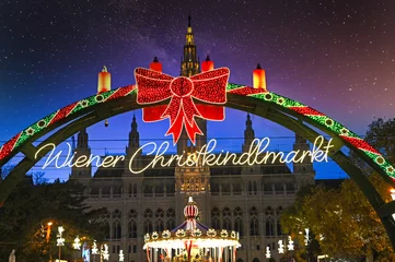 Tuinposter Wenen Christmas market on Rathausplatz in Vienna holiday season