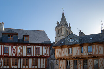 Fachwerkhäuser in Vannes mit Kirche Saint Pierre, Bretagne