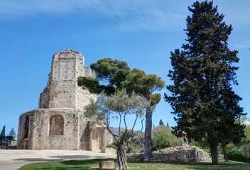 Obraz premium centre ville de Nîmes, jardin de la fontaine, maison carrée et arènes