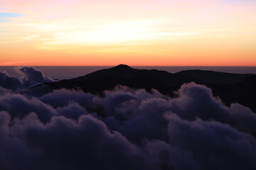 槍ヶ岳から眺めた夕焼けの北アルプス