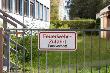 Verkehrszeichen kennzeichnet Zufahrt für Feuerwehr