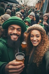 Happy family couple celebrating St Patrick's Day drinking beer. - obrazy, fototapety, plakaty