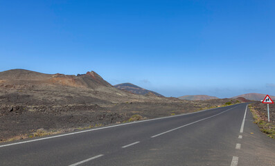 Straße durch Lavafelder