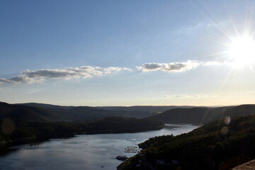 Der Edersee an einem sonnigen Herbsttag