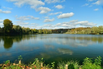Nuages se reflétant dans les eaux du Grand Etang en pleine nature à la Hulpe en Brabant Wallon 
