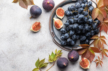 Obraz na płótnie Canvas Fresh ripe figs and dark grapes