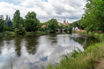 Fototapeta na wymiar Blick von der Saale auf Schloß und Dom in Merseburg