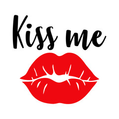 Logo con palabra kiss me en texto manuscrito con silueta de labios de mujer para su uso en invitaciones y tarjetas de San Valentín - obrazy, fototapety, plakaty