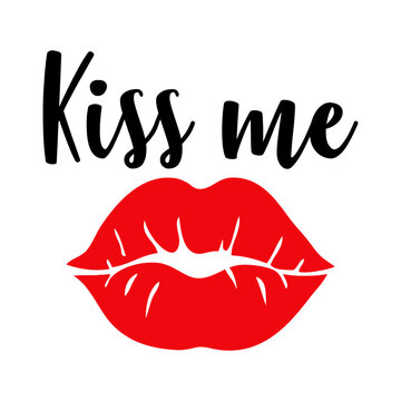 Logo con palabra kiss me en texto manuscrito con silueta de labios de mujer para su uso en invitaciones y tarjetas de San Valentín