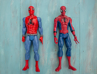 Naklejka premium Two toy figures of the great superhero Spiderman from Marvel (American comics publisher created in 1939)