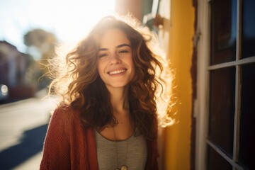 Mujer joven en calma y sonriente, estabilidad emocional y salud mental. Entusiasta.  - obrazy, fototapety, plakaty
