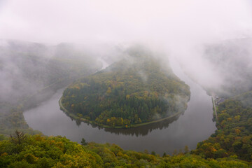 Nebel über der Saarschleife an einem Herbsttag 