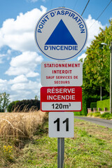 Point d'aspiration incendie dans une commune. Citerne d'eau enterr&eacute;e de 120 m3 pour la d&eacute;fense incendie. Marquage stationnement interdit