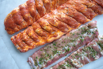 rohe Spare Ribs gewürzt