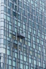 高層ビルの外側を清掃するゴンドラの様子