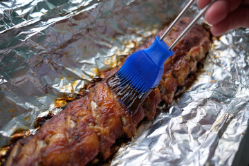 Spareribs glasiert in Alu-Folie