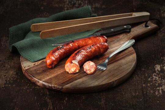 gegrillte K&auml;sekrainer auf Holzbrett