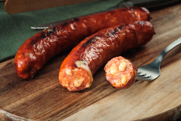 gegrillte Käsekrainer auf Holzbrett